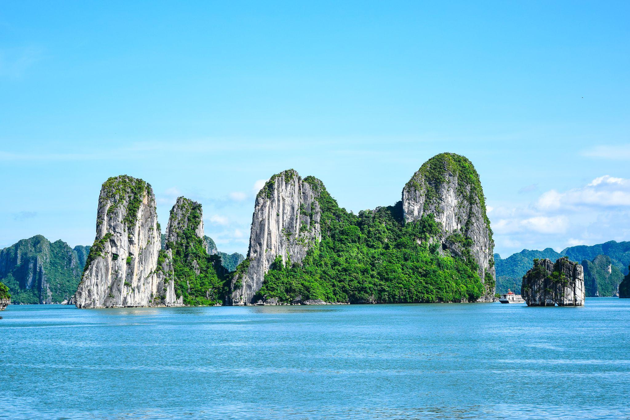 vietname limestone rocks in halong bay